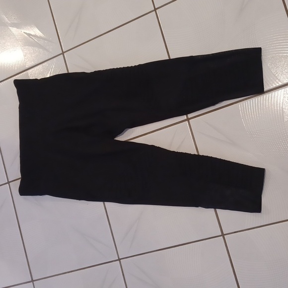 4/$60 Black Capri With Mesh Leggings - Size Medium - Picture 2 of 11